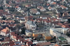 Kirchengebäude der St. Georgsskirche am Marktplatz in Kandel. Mit im Bild die Stadthalle im Bundesland Rheinland-Pfalz, Deutschland