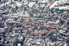 Innenstadt aus Süden im Winter bei Schnee in Ettlingen im Bundesland Baden-Württemberg, Deutschland
