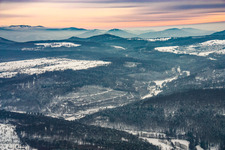 Winterliches Waldgebiet am schneebedeckten Albtal vor der Schwarzwaldkulisse am Horizont  im Ortsteil Schluttenbach in Ettlingen im Bundesland Baden-Württemberg, Deutschland