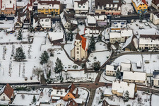 Winterlich schneebedeckte Kirchengebäude der Evangelischen Kirche in Ottenhausen in Straubenhardt im Bundesland Baden-Württemberg, Deutschland