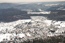 Winterlich schneebedeckte Dorf - Ansicht am Rande von landwirtschaftlichen Feldern und Nutzflächen in Birkenfeld im Ortsteil Gräfenhausen im Bundesland Baden-Württemberg, Deutschland