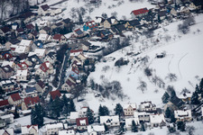 Winterlich schneebedeckte Dorf - Ansicht im Ortsteil Gräfenhausen in Birkenfeld im Bundesland Baden-Württemberg, Deutschland