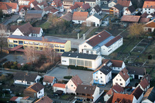 Schrägluftbild von Mundohalle, Feuerwehr, Sporthalle in Minfeld im Bundesland Rheinland-Pfalz, Deutschland