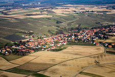 Oberhoffen-lès-Wissembourg im Bundesland Bas-Rhin, Frankreich aus der Luft betrachtet