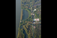 Schrägluftbild von Uferbereiche des Freibades Rheinstrandbad Rappenwörth am Rhein im Ortsteil Daxlanden in Karlsruhe im Bundesland Baden-Württemberg, Deutschland