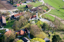 Luftbild von Grabreihen auf dem Gelände des Friedhofes an der Kirche in Pähl im Ortsteil Mitterfischen im Bundesland Bayern, Deutschland