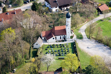 Luftaufnahme von Katholische Filialkirche St. Pankratius im Ortsteil Mitterfischen in Pähl im Bundesland Bayern, Deutschland