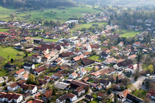 Ortsansicht der Straßen und Häuser der Wohngebiete in Andechs im Ortsteil Erling im Bundesland Bayern, Deutschland