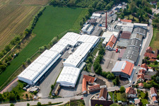 Luftaufnahme von Gebäude und Produktionshallen auf dem Werksgelände des Chemieproduzenten Gechem GmbH & Co KG im Ortsteil Neuleiningen-Tal in Kleinkarlbach im Bundesland Rheinland-Pfalz, Deutschland