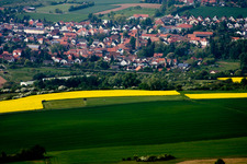 Dorf - Ansicht am Rande von landwirtschaftlichen Feldern und Nutzflächen in Ebertsheim im Bundesland Rheinland-Pfalz, Deutschland