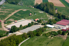 Schrägluftbild von Haras de la Née in Neewiller-près-Lauterbourg im Bundesland Bas-Rhin, Frankreich