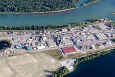 Gebäude und Produktionshallen auf dem Werksgelände des Chemieproduzenten DOW France S.A.S. am Rheinufer in Lauterbourg in Grand Est im Bundesland Bas-Rhin, Frankreich