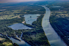 Uferbereiche der Wasserstraße der Binnenschiffahrt auf dem Rhein am Goldkanal in Elchesheim-Illingen im Bundesland Baden-Württemberg, Deutschland