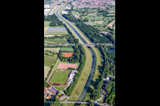 Uferbereiche des mit durch Hochwasser- Schutz- Damm verstärkten Flußbett- Verlaufes der Murg im Ortsteil Niederbühl in Rastatt im Bundesland Baden-Württemberg, Deutschland