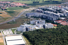 Drohnenaufname von Sternförmige Büro- und Geschäftshäuser der SAP Deutschland SE & Co. KG am Waldrand in Walldorf im Bundesland Baden-Württemberg