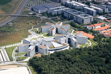 Drohnenbild von Sternförmige Büro- und Geschäftshäuser der SAP Deutschland SE & Co. KG am Waldrand in Walldorf im Bundesland Baden-Württemberg