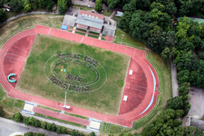 Schüler der IGS stellen "Schule ohne Rassismus" im Stadion dar in Kandel im Bundesland Rheinland-Pfalz, Deutschland