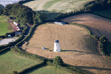 Historische Windmühle als Ferienhaus am Rand von bestellten Feldern in Whilborough in England im Ortsteil North Whilborough in Newton Abbot, Vereinigtes Königreich