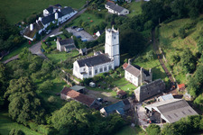 Kirchengebäude von Holy Trinity im Dorfkern in Torbryan, Newton Abbot in England, Vereinigtes Königreich