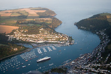 Luftbild von Uferbereiche entlang der Fluß- Mündung Dart in Kingswear in England in Dartmouth, Vereinigtes Königreich