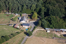 Semur-en-Vallon im Bundesland Sarthe, Frankreich von der Drohne aus gesehen