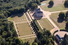 Le Domaine de la Pierre in Coudrecieux im Bundesland Sarthe, Frankreich aus der Luft betrachtet