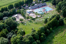 Luftbild von Kurven und Kreis- Bahnen der Wasser- Rutsche am Schwimmbecken des Freibades Waldschwimmbad Kandel in Kandel im Bundesland Rheinland-Pfalz, Deutschland