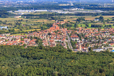 Maximilianstraße von Nordwesten in Jockgrim im Bundesland Rheinland-Pfalz, Deutschland