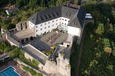 Luftaufnahme von Gebäude der Jugendherberge Burg Altleiningen im Ortsteil Höningen in Altleiningen in Wattenheim im Bundesland Rheinland-Pfalz, Deutschland