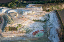 Luftaufnahme von Technische Anlagen der Poroton Ziegelwerke der Wienerberger GmbH in Eisenberg (Pfalz) im Bundesland Rheinland-Pfalz, Deutschland