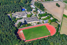 Luftbild von Römerbadschule, Sporthalle und -Platz Römerbad in Rheinzabern im Bundesland Rheinland-Pfalz, Deutschland