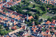 Luftaufnahme von Kirchengebäude im Dorfkern im Ortsteil Liedolsheim in Dettenheim im Bundesland Baden-Württemberg, Deutschland