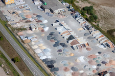 Graben-Neudorf, Fa. Gartenkies, Badische Terrazzo Handelsgesellschaft mbH Huttenheimer Landstraße 2-6 im Bundesland Baden-Württemberg, Deutschland vom Flugzeug aus
