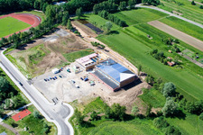 Schrägluftbild von Baustelle Mehrzweckhalle Bienwaldhalle in Kandel im Bundesland Rheinland-Pfalz, Deutschland