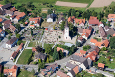 Luftbild von Kirchengebäude im Dorfkern im Ortsteil Sand in Willstätt im Bundesland Baden-Württemberg, Deutschland