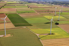 Luftbild von Windkraftanlagen des Windpark Minfeld im Bundesland Rheinland-Pfalz, Deutschland