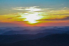 Sonnenuntergang über dem Pfälzerwald im Ortsteil Gleishorbach in Gleiszellen-Gleishorbach im Bundesland Rheinland-Pfalz, Deutschland