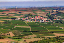 Ortsansicht von Süden unterhalb des Windparks in Hangen-Weisheim im Bundesland Rheinland-Pfalz, Deutschland
