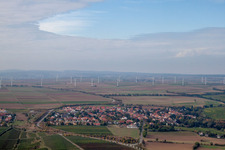 Windenergieanlagen ( WEA ) - Windrad- auf einem Feld in Ober-Flörsheim im Bundesland Rheinland-Pfalz, Deutschland