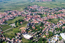 Dorf - Ansicht am Rande von landwirtschaftlichen Feldern und Nutzflächen in Edenkoben im Bundesland Rheinland-Pfalz, Deutschland