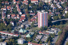 Hochhaus- Gebäude im Wohngebiet Carl-Bosch-Ring und Lutherkirche in Frankenthal (Pfalz) im Bundesland Rheinland-Pfalz, Deutschland