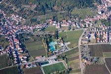 Schwimmbecken des Freibades Förderverein Hambacher Schwimmbad e.V. im Ortsteil Hambach in Neustadt an der Weinstraße im Ortsteil Hambach an der Weinstraße im Bundesland Rheinland-Pfalz, Deutschland