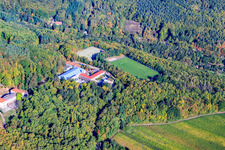 Luftbild von Sportplatz der Sportschule Edenkoben des SW-Deutschen Fußballverbands e.V im Bundesland Rheinland-Pfalz, Deutschland