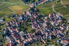 Unterdorf und Pfarrkirche St. Peter und Paul in Weyher in der Pfalz im Bundesland Rheinland-Pfalz, Deutschland