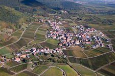 Luftbild von Dorf - Ansicht am Rande von Weinbergen aus Süden in Weyher in der Pfalz im Bundesland Rheinland-Pfalz, Deutschland