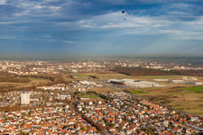 Paraglider über der DM.-Arena im Ortsteil Forchheim in Rheinstetten im Bundesland Baden-Württemberg, Deutschland
