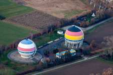 Französisch Deutsch bemalte Gasspeicher in Rastatt im Bundesland Baden-Württemberg, Deutschland