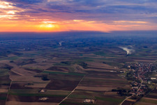Felder und Wiesen von Osten bei Sonnenuntergang in Niederlauterbach im Bundesland Bas-Rhin, Frankreich