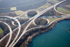 Verkehrsführung und Fahrbahnen der Straßenführung am Autobahnkreuz der BAB A65 im Ortsteil Maximiliansau in Wörth am Rhein im Bundesland Rheinland-Pfalz, Deutschland