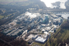 Schrägluftbild von Gebäude und Produktionshallen auf dem Werksgelände Papierfabrik Stora Enso im Ortsteil Maxau in Karlsruhe im Ortsteil Knielingen im Bundesland Baden-Württemberg, Deutschland